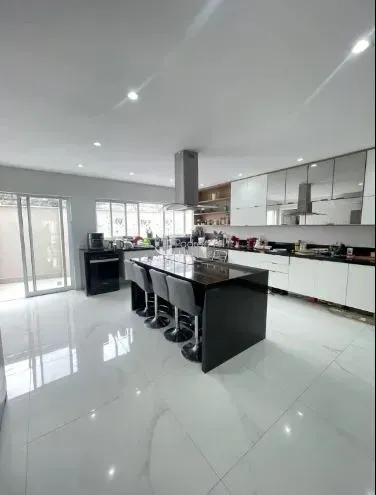 Furnished house with 5 bedrooms and integrated kitchen — photo 2