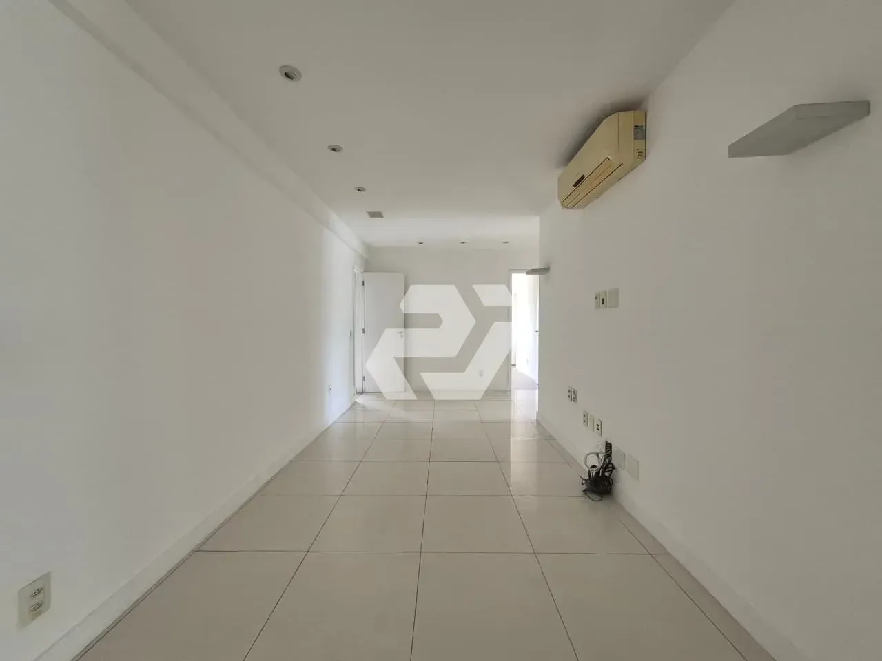 4-bedroom apartment with an enclosed glass balcony — photo 13