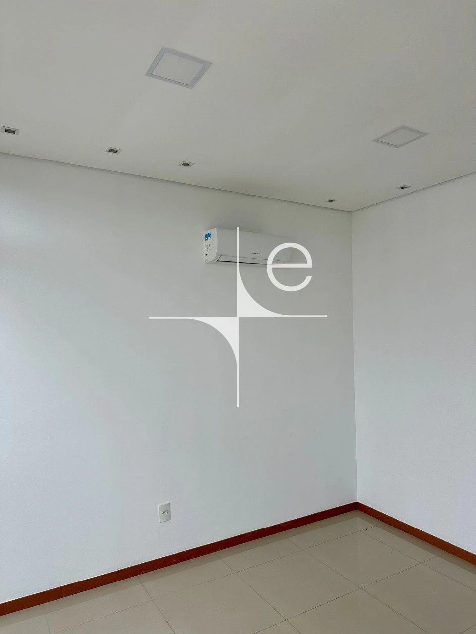 Walk-in closet in a 2-bedroom apartment, 98 m² — photo 24