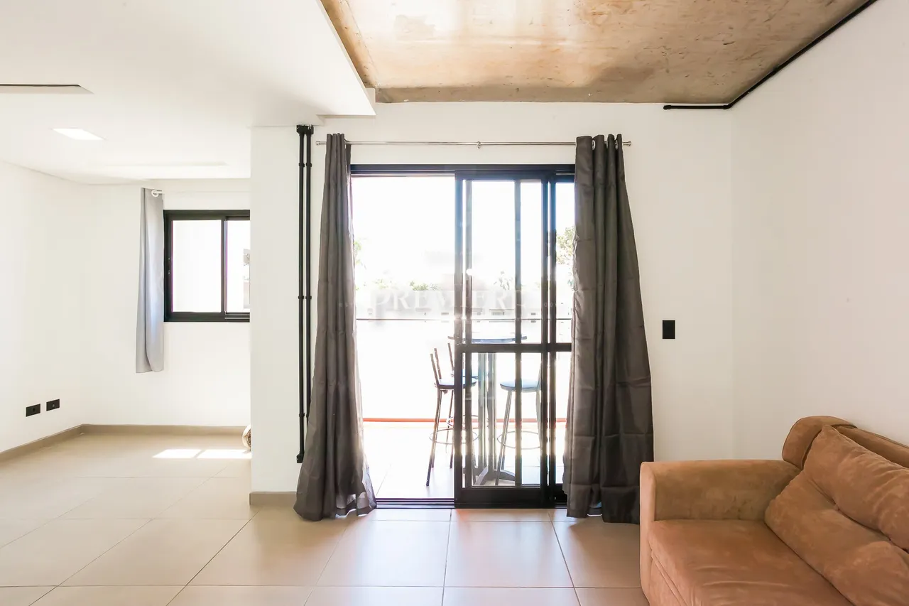 Estudio con cocina abierta y muebles empotrados — photo 2
