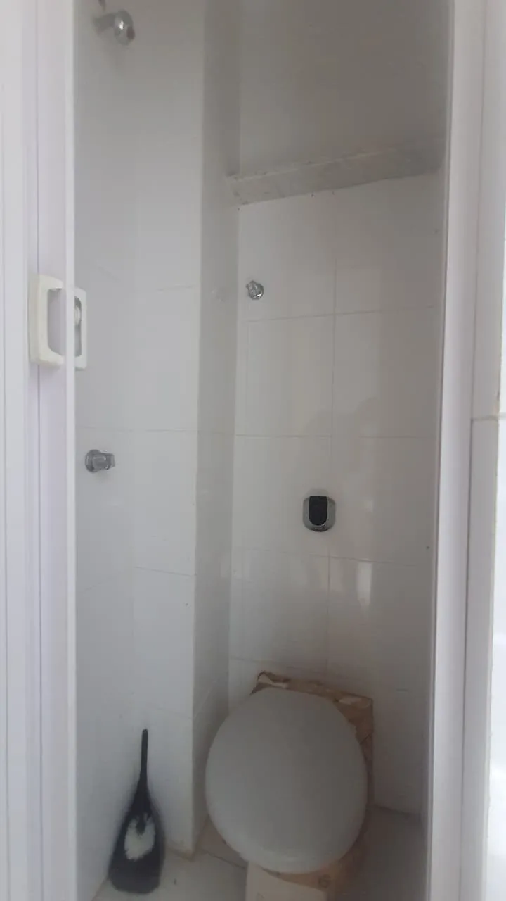 Apartamento com 2 quartos e banheiro com box de vidro — photo 12