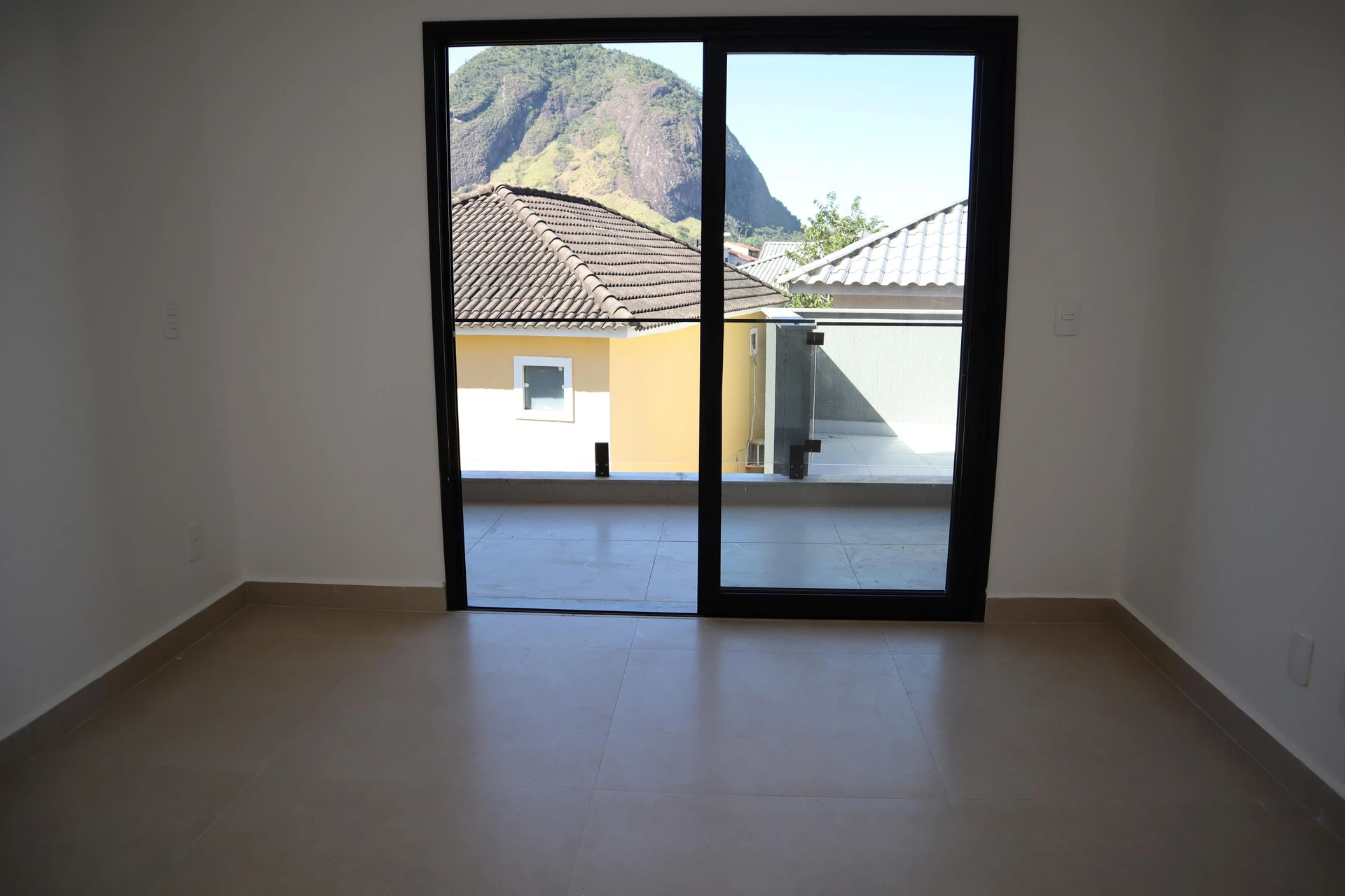 4-bedroom house with a grill on the balcony — photo 10
