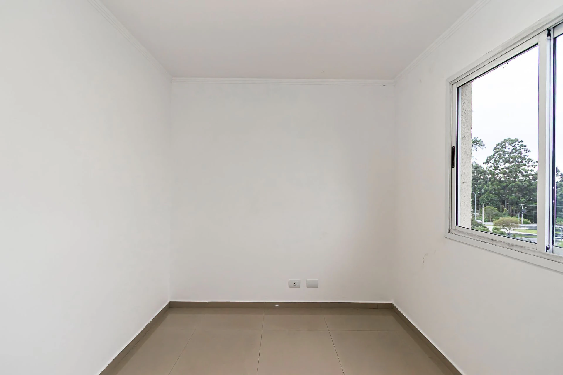 3-bedroom apartment in a building with a pool — photo 25