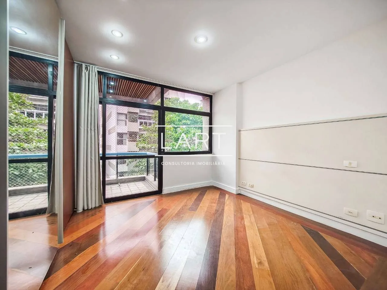 Floor-to-ceiling windows in a 3-bedroom apartment, 125 m² — photo 3