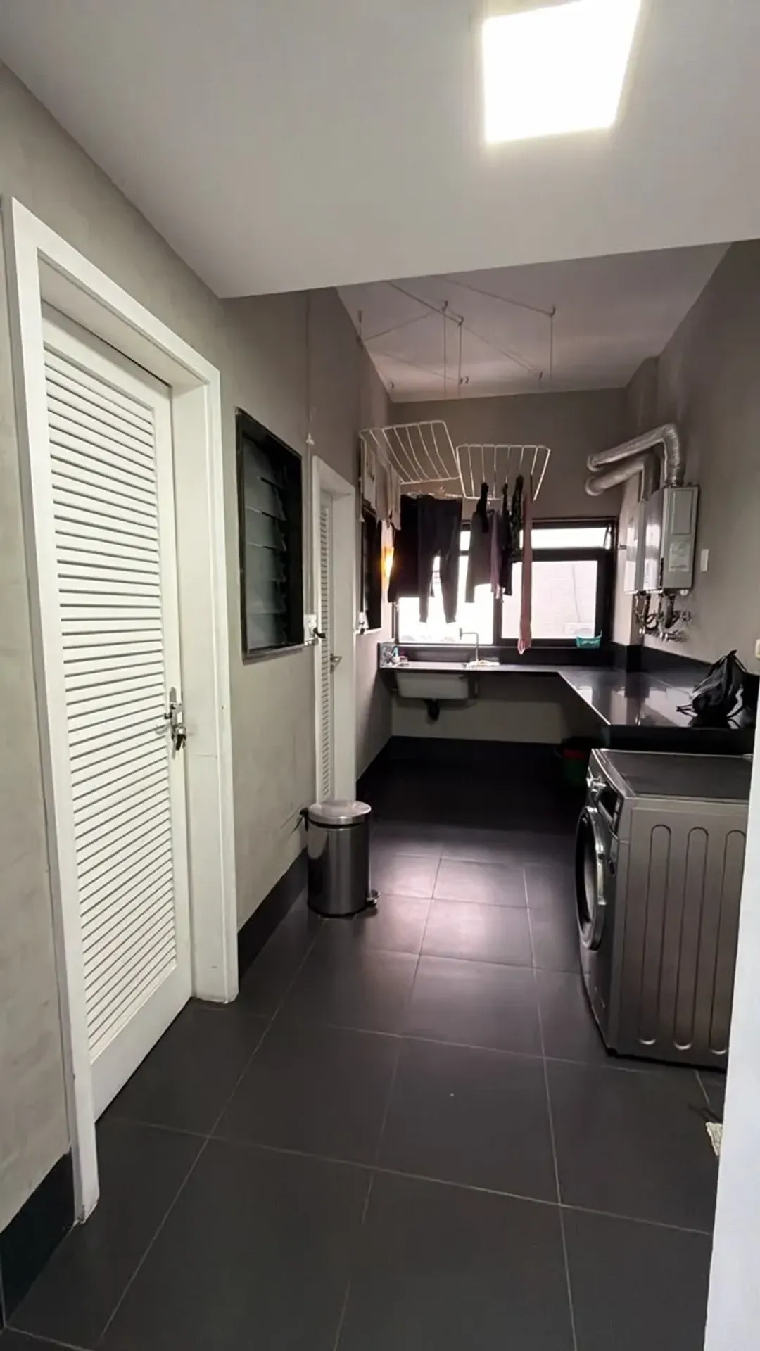 Furnished apartment with 4 bedrooms and open-plan kitchen — photo 33