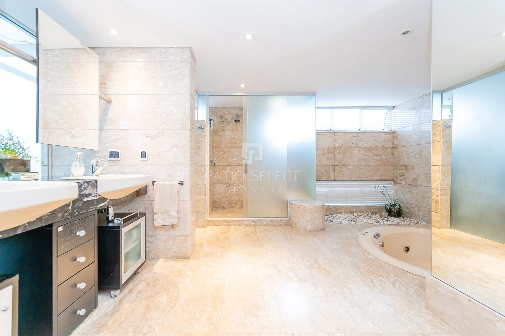 Floor-to-ceiling windows in a 6-bedroom house, 763 m² — photo 108