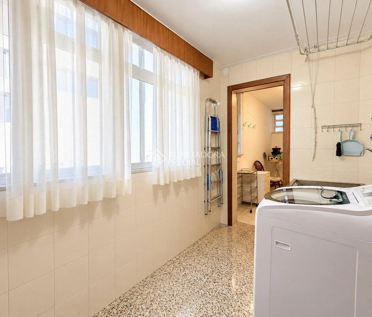 3-bedroom apartment with a glass-enclosed balcony — photo 5