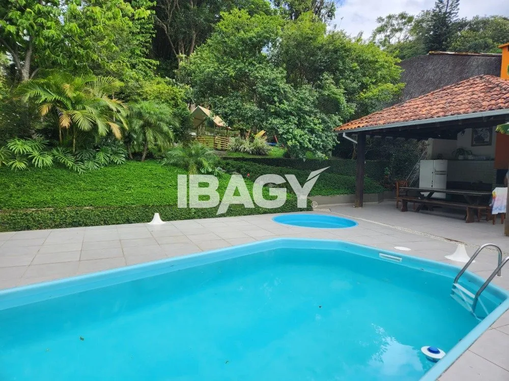 3-bedroom apartment in a building with a pool — photo 12