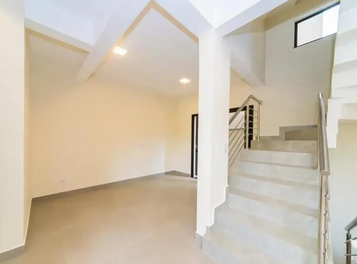Two-story house with 3 bedrooms and 230 m², 2 parking spots — photo 7
