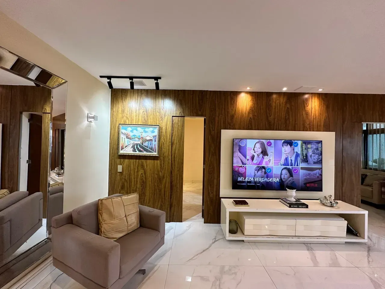 Furnished 250 m² apartment with 4 bedrooms and 5 bathrooms — photo 29
