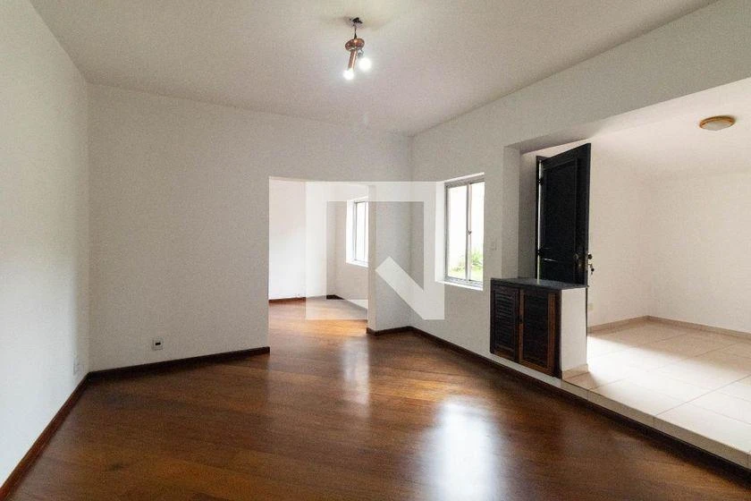 3-bedroom house with wood or laminate floors in Curitiba — photo 8