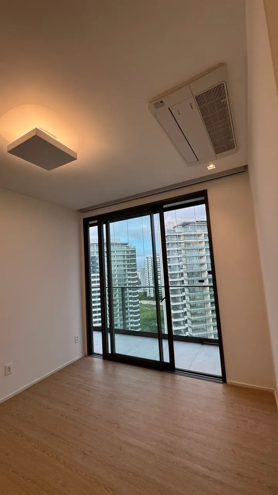 Apartment with 4 bedrooms, 5 bathrooms and enclosed balcony — photo 31