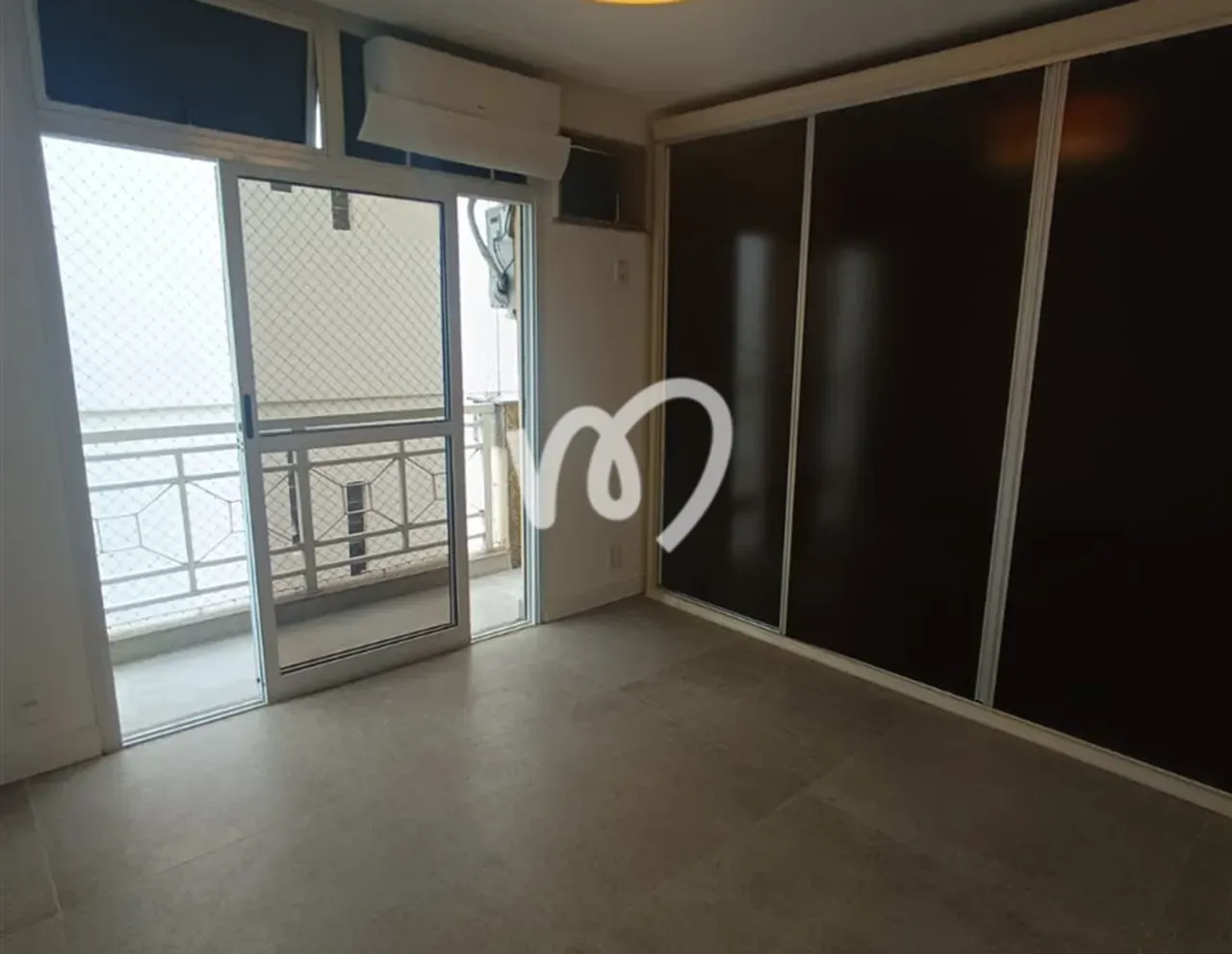 Walk-in closet in a 3-bedroom apartment, 101 m² — photo 8