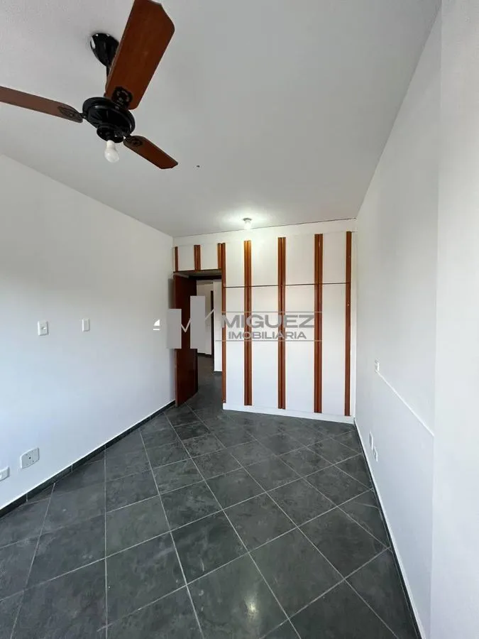 One-bedroom apartment in a building with a pool — photo 3