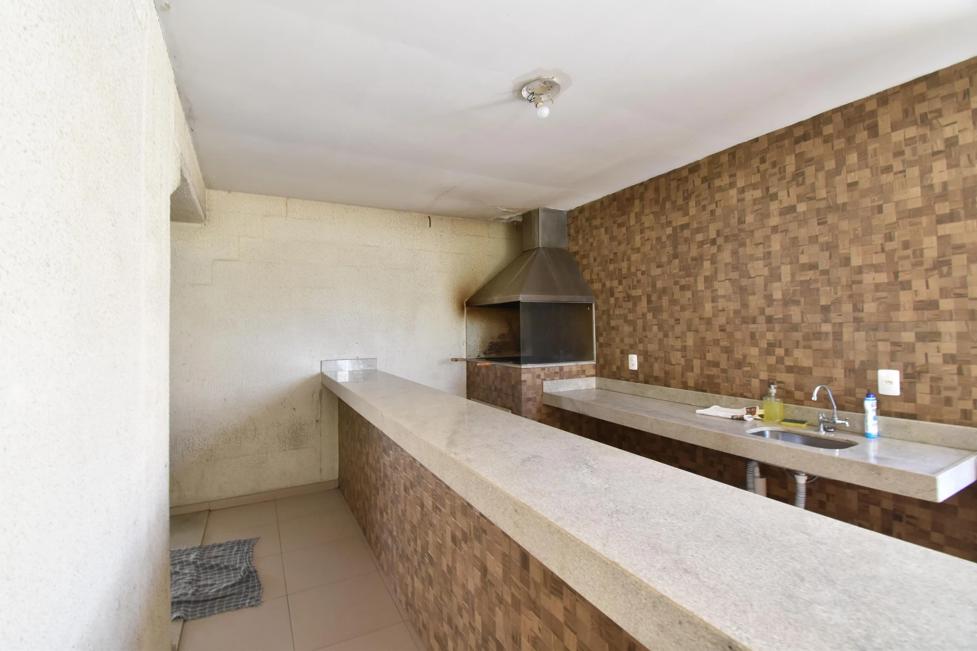2-bedroom apartment in a building with a gym — photo 32