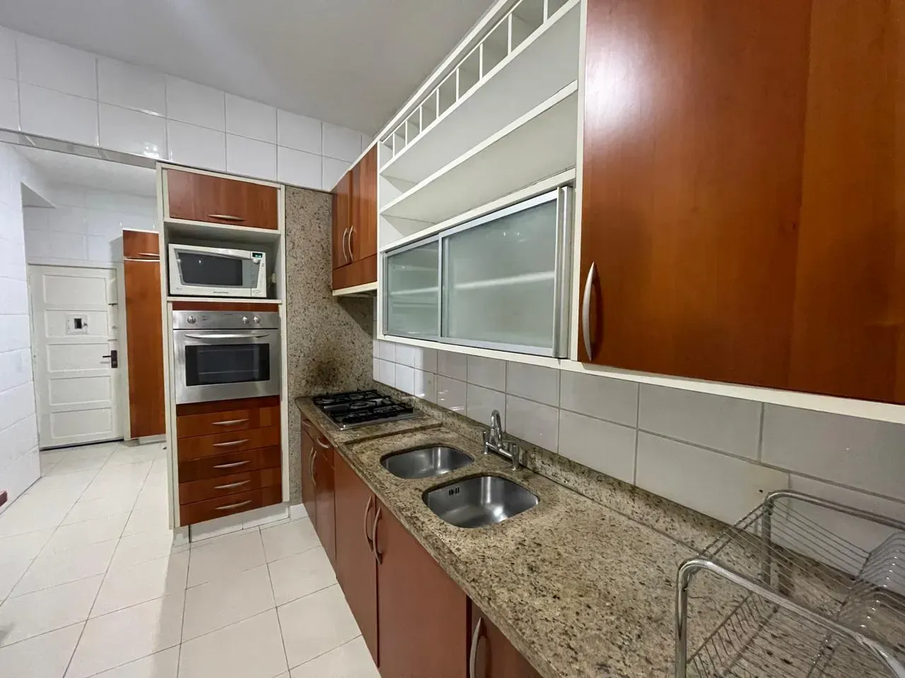 Furnished 3-bedroom apartment with a parking space — photo 17