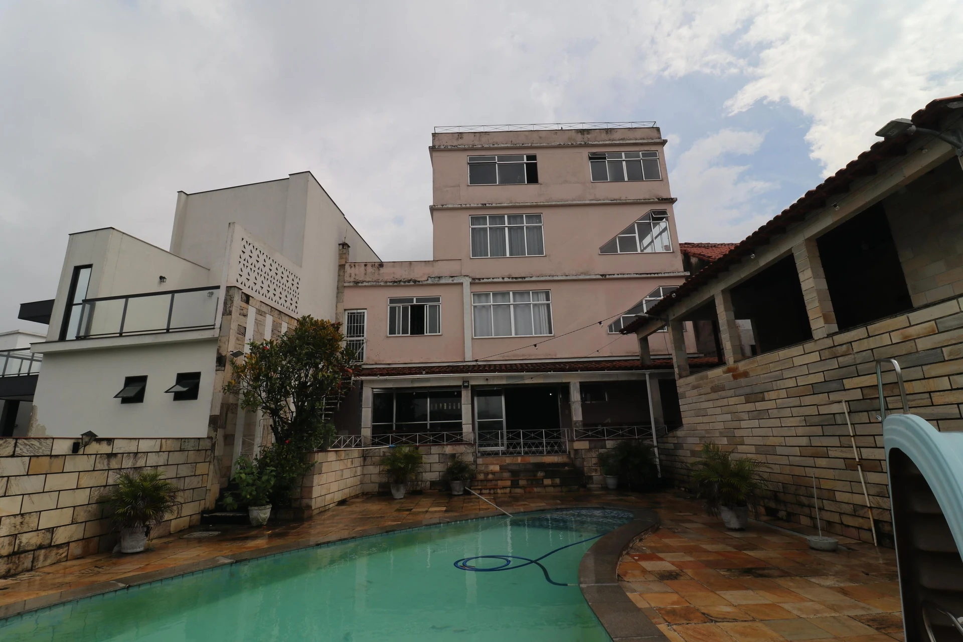 10-bedroom house with a bathtub in Rio de Janeiro — photo 41