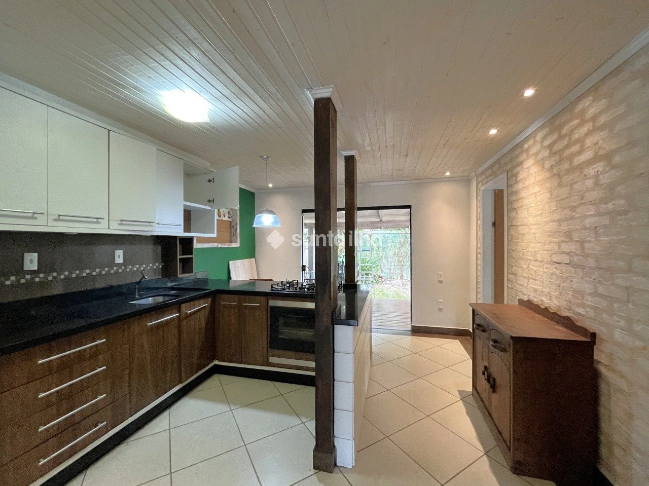 3-bedroom house with a bathtub — photo 3