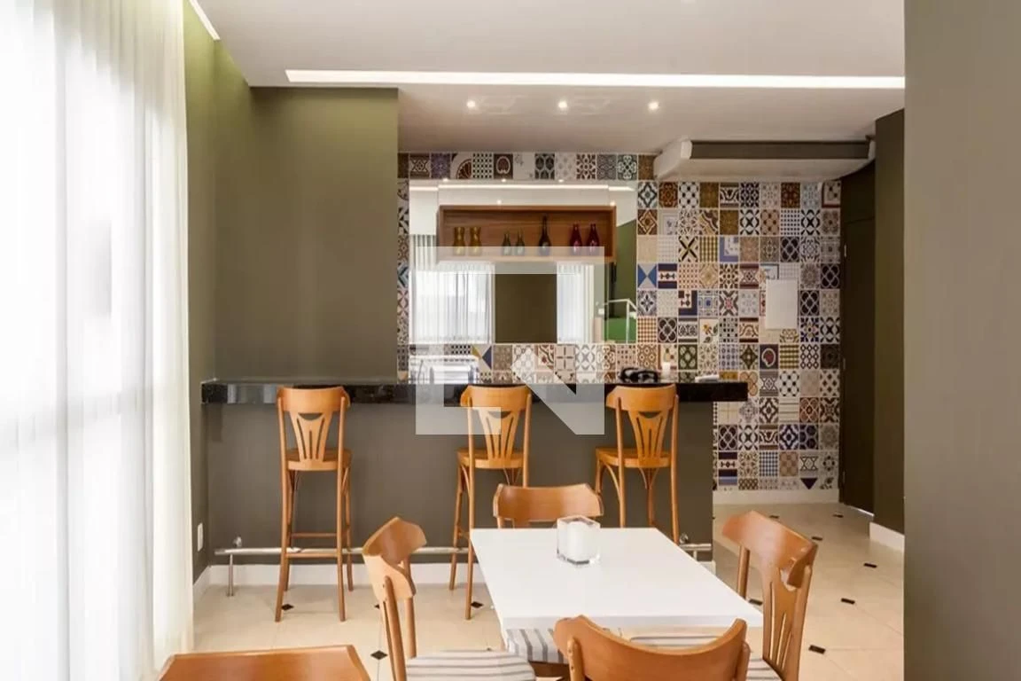 Apartamento de 89 m² com janelas do piso ao teto e closet — photo 3