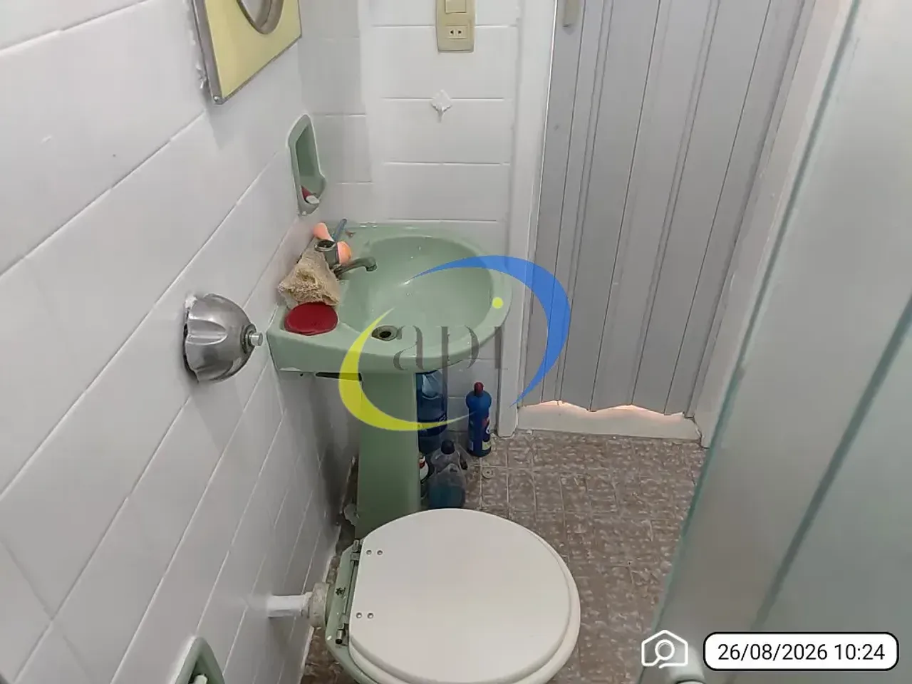Rental apartment with a glass shower in the bathroom — photo 5