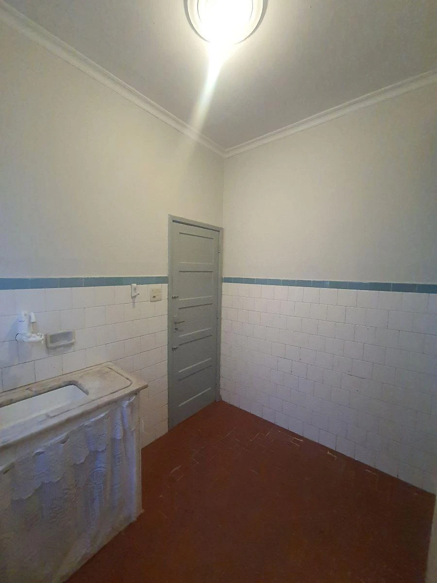 1-bedroom apartment with a glass shower enclosure — photo 2