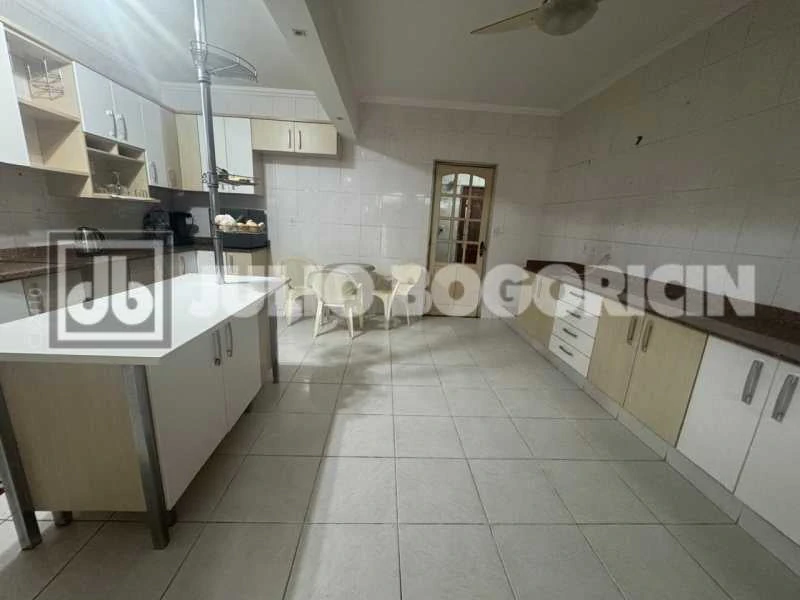 Дом 429 м²: 4 спальни, 5 парковочных мест, барбекю — photo 16