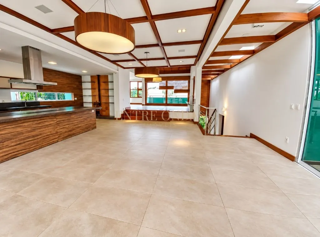 700 m² house with a bathtub and a fireplace — photo 2