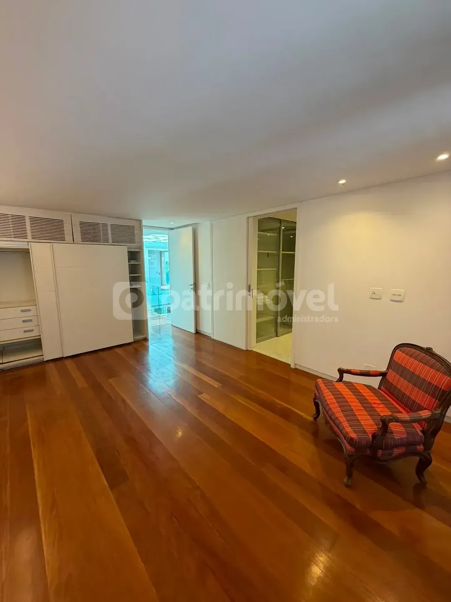 4-bedroom house with floor-to-ceiling windows — photo 55