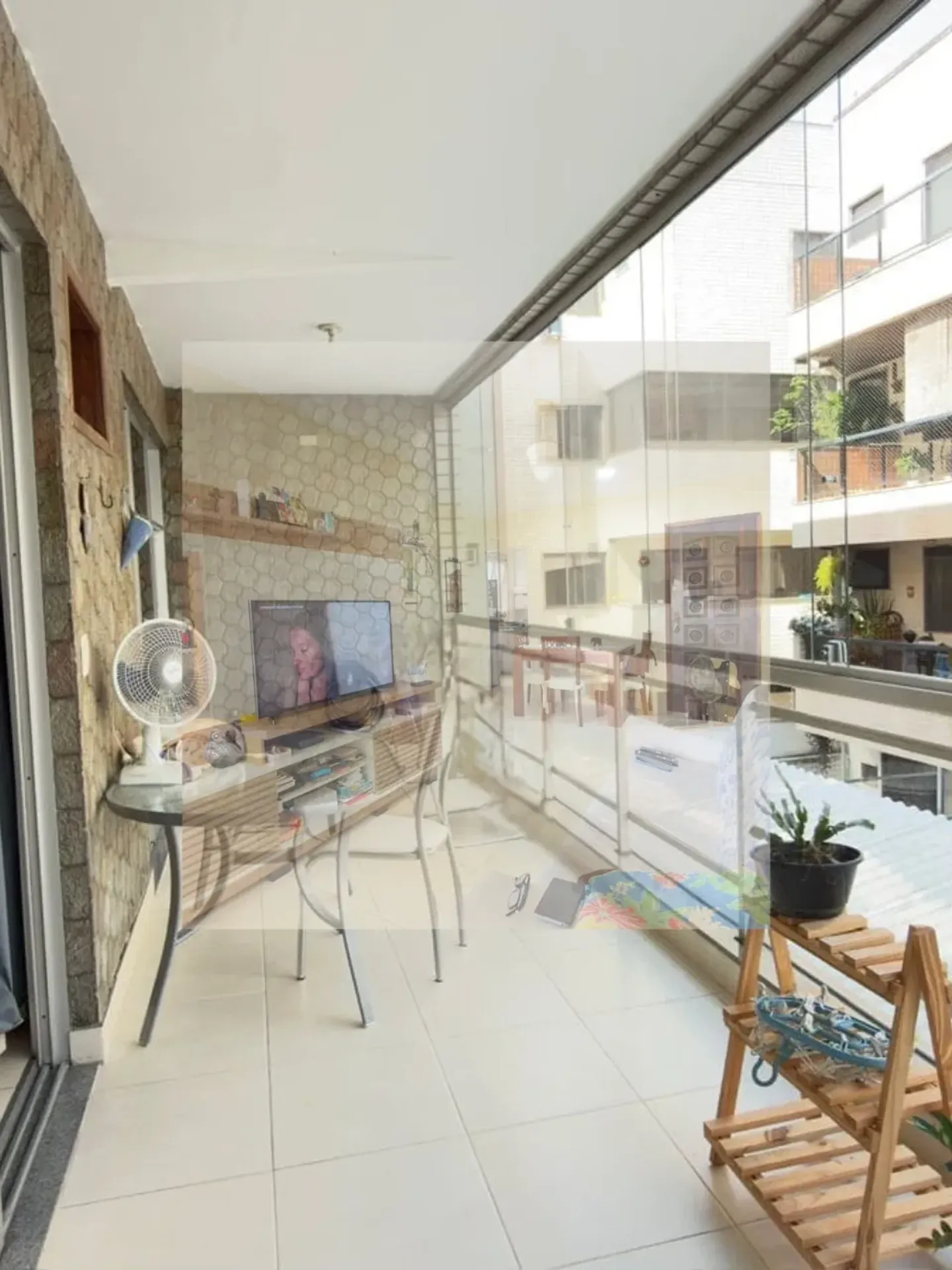 90 m² apartment with a closed kitchen and 2 bedrooms — photo 3
