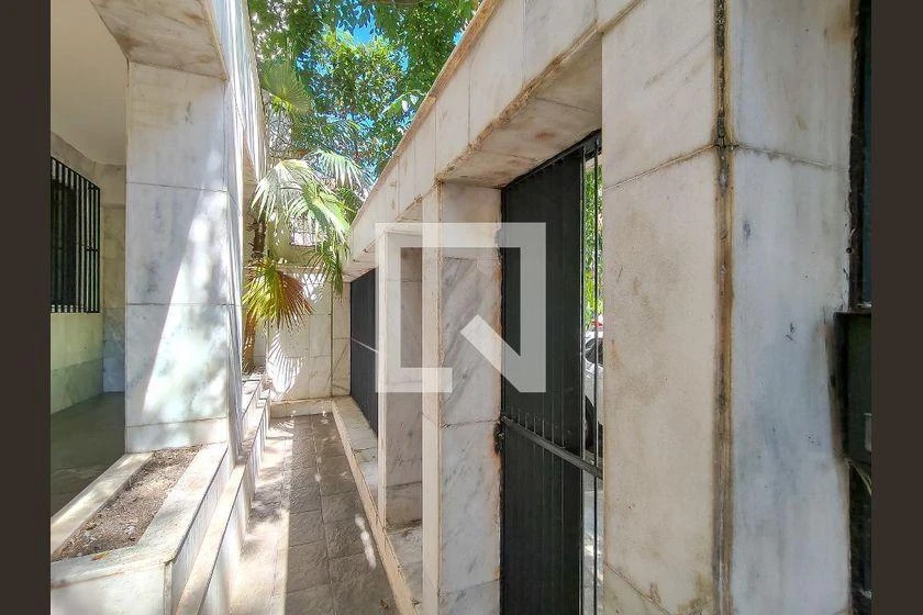Rental house with 5 bedrooms and a balcony — photo 23
