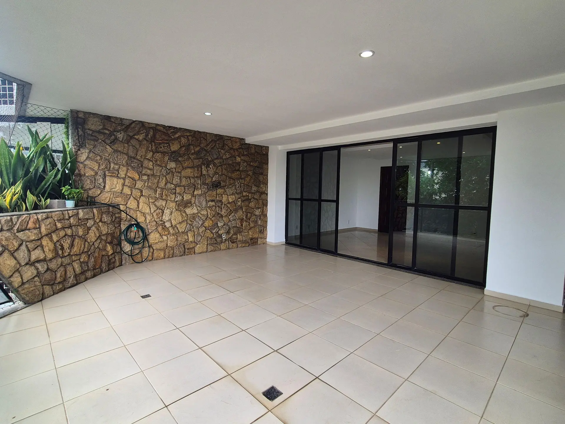 4-bedroom apartment with 3 bathrooms and a balcony — photo 38