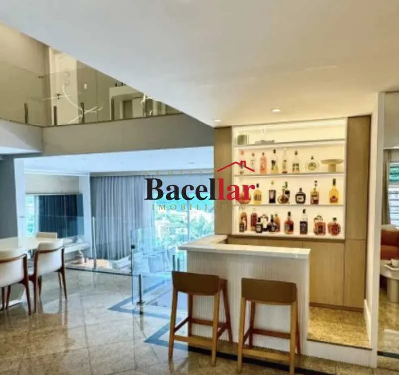Floor-to-ceiling windows in a 5-bedroom house, 768 m² — photo 11