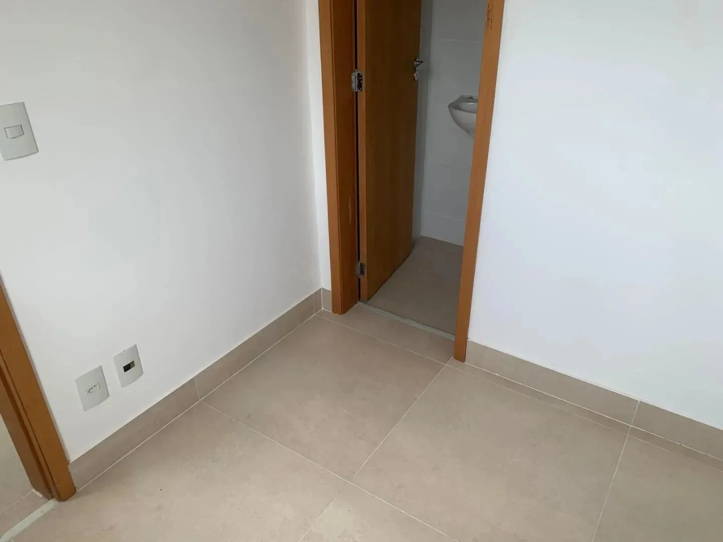 Glass-enclosed balcony in a 4-bedroom apartment, 240 m² — photo 21