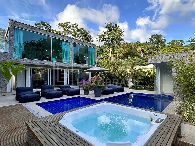 Casa moderna com 3 quartos e 5 vagas de garagem — photo 1