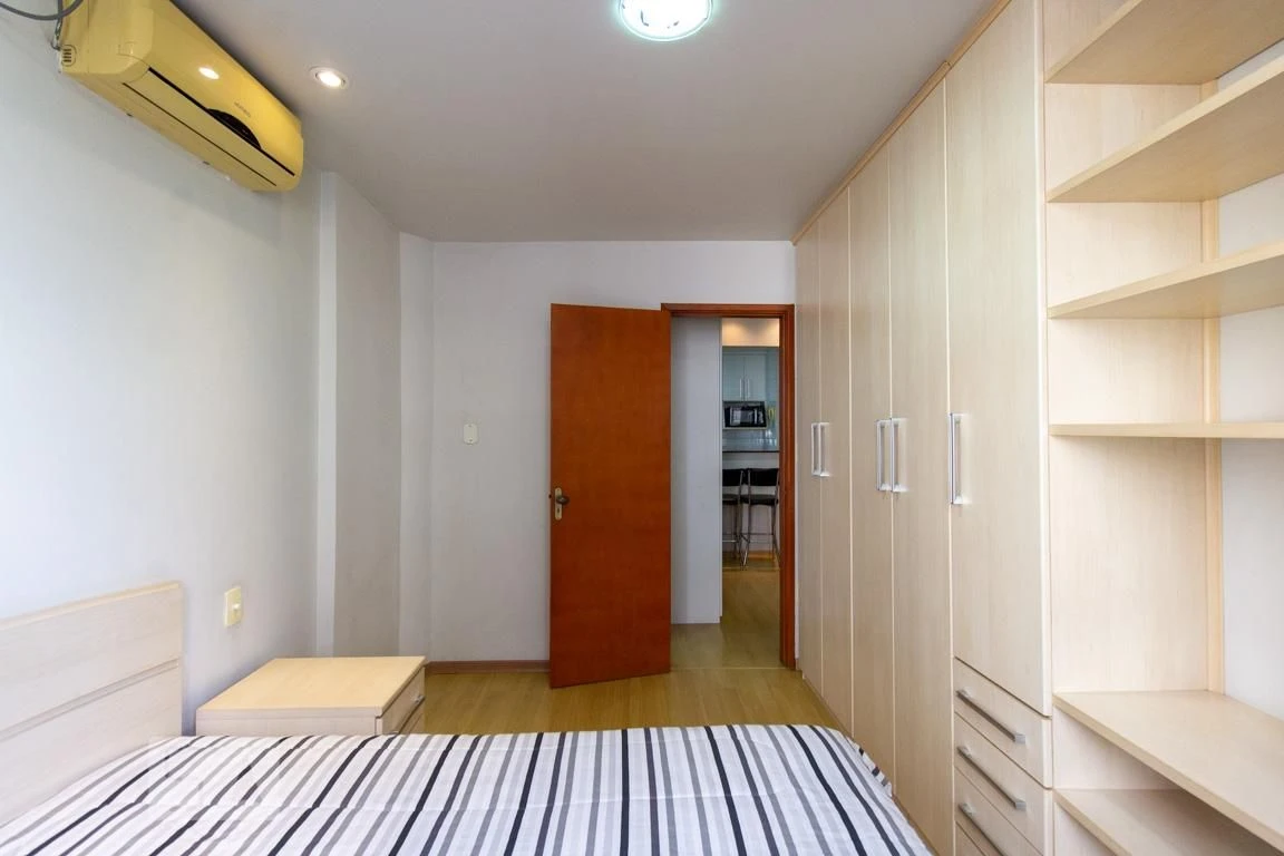 Furnished 1-bedroom apartment with a laundry area — photo 16