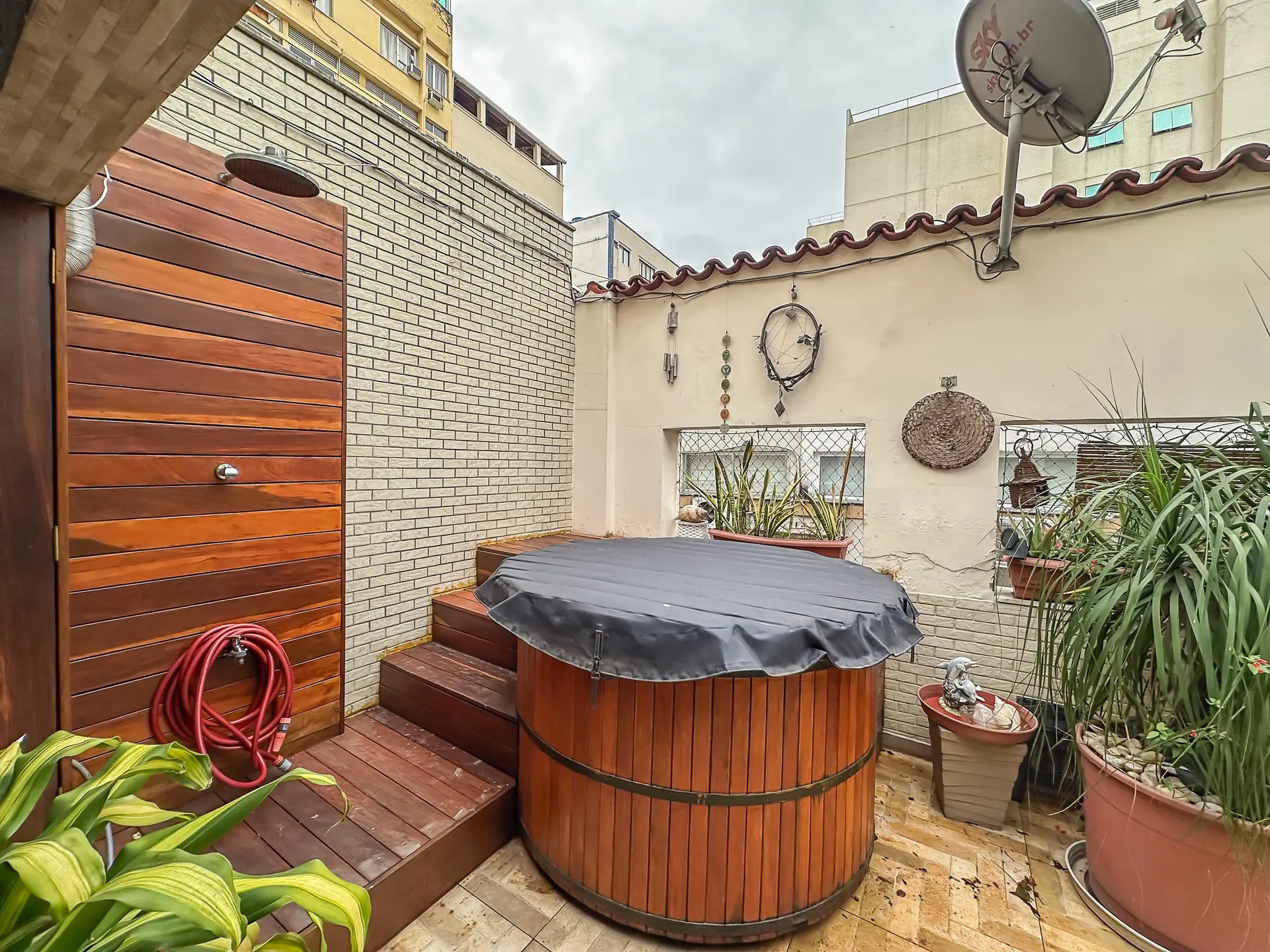 Furnished 1-bedroom apartment with balcony and private garden — photo 8