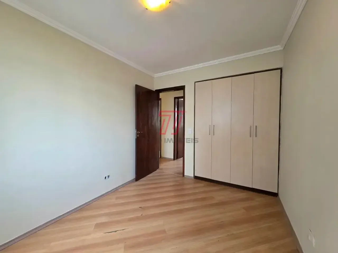 71 m² apartment with 2 bedrooms and wood floors — photo 10
