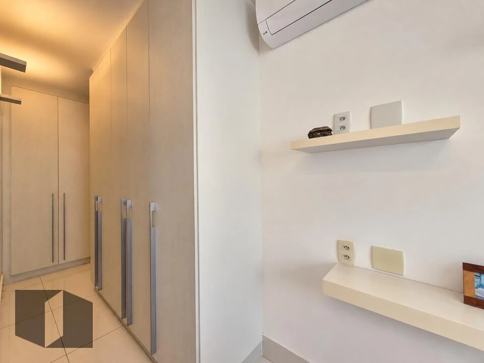 Bathtub in a 4-bedroom apartment, 226 m² — photo 32