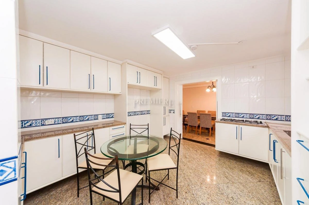 3-bedroom apartment with a bathtub in Curitiba — photo 21