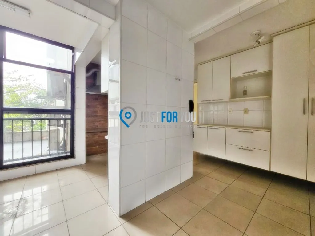 Apartamento com 3 dormitórios e varanda fechada de vidro — photo 10
