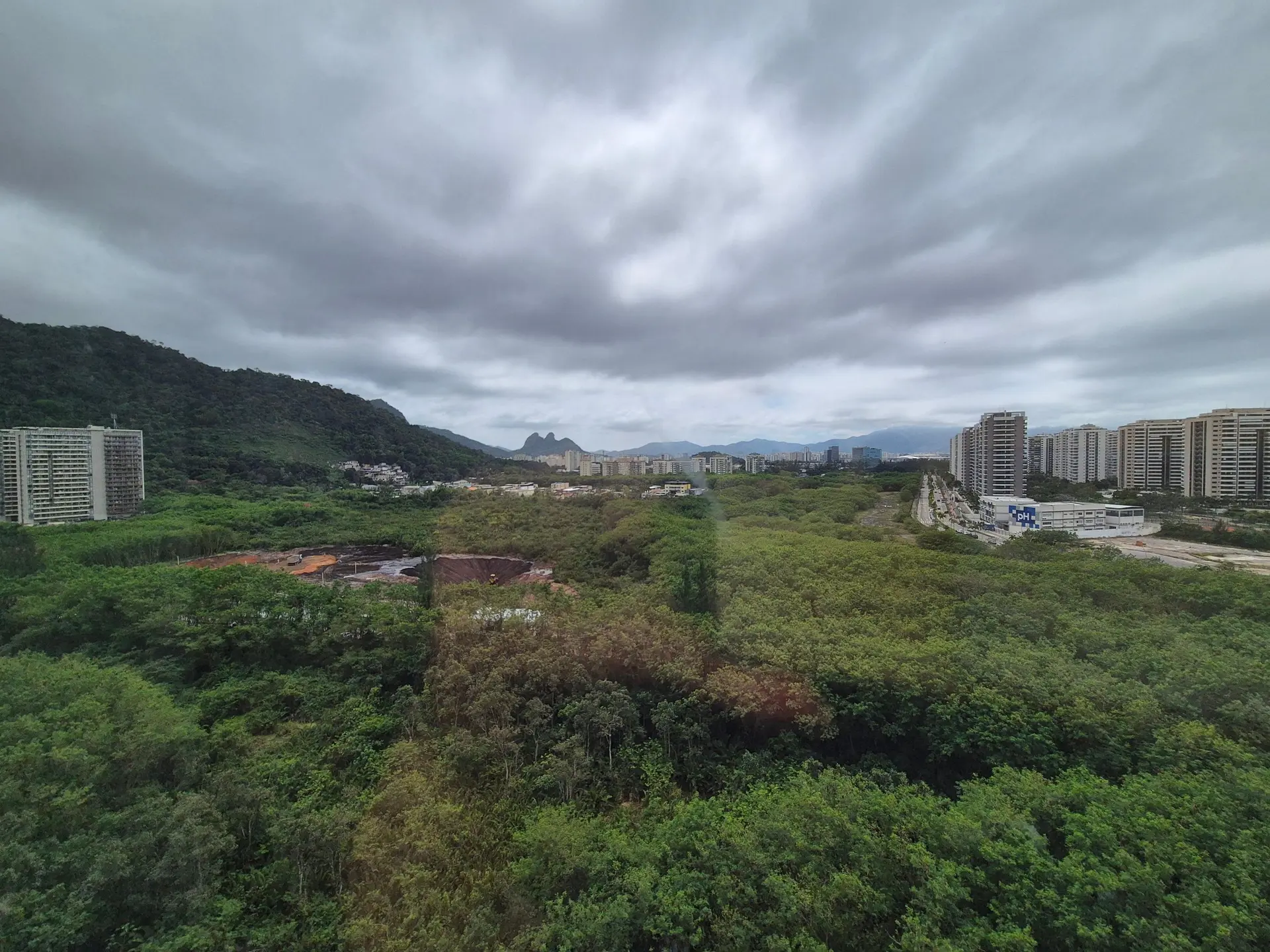 3-bedroom apartment with a mountain view — photo 3