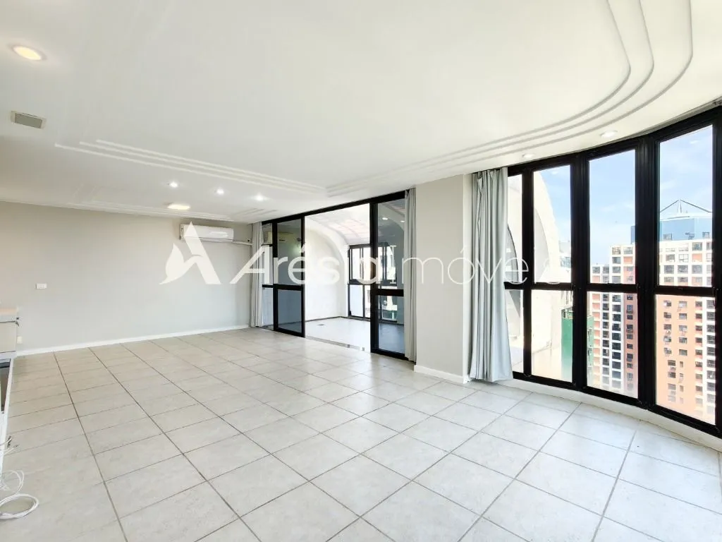 3-bedroom apartment with a bathtub