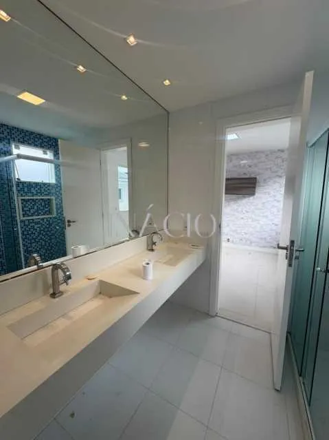 Jacuzzi in a 4-bedroom house, 300 m² — photo 14