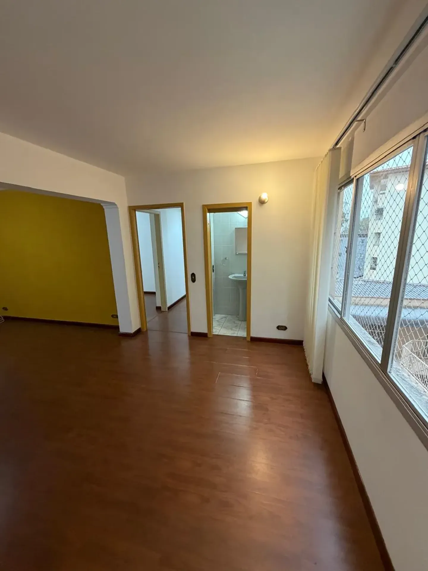 3-bedroom apartment with wood or laminate floors in Curitiba — photo 9