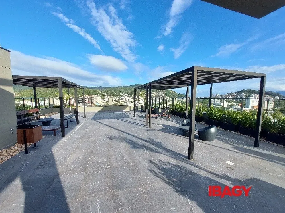 Furnished studio with a glass-enclosed balcony — photo 30