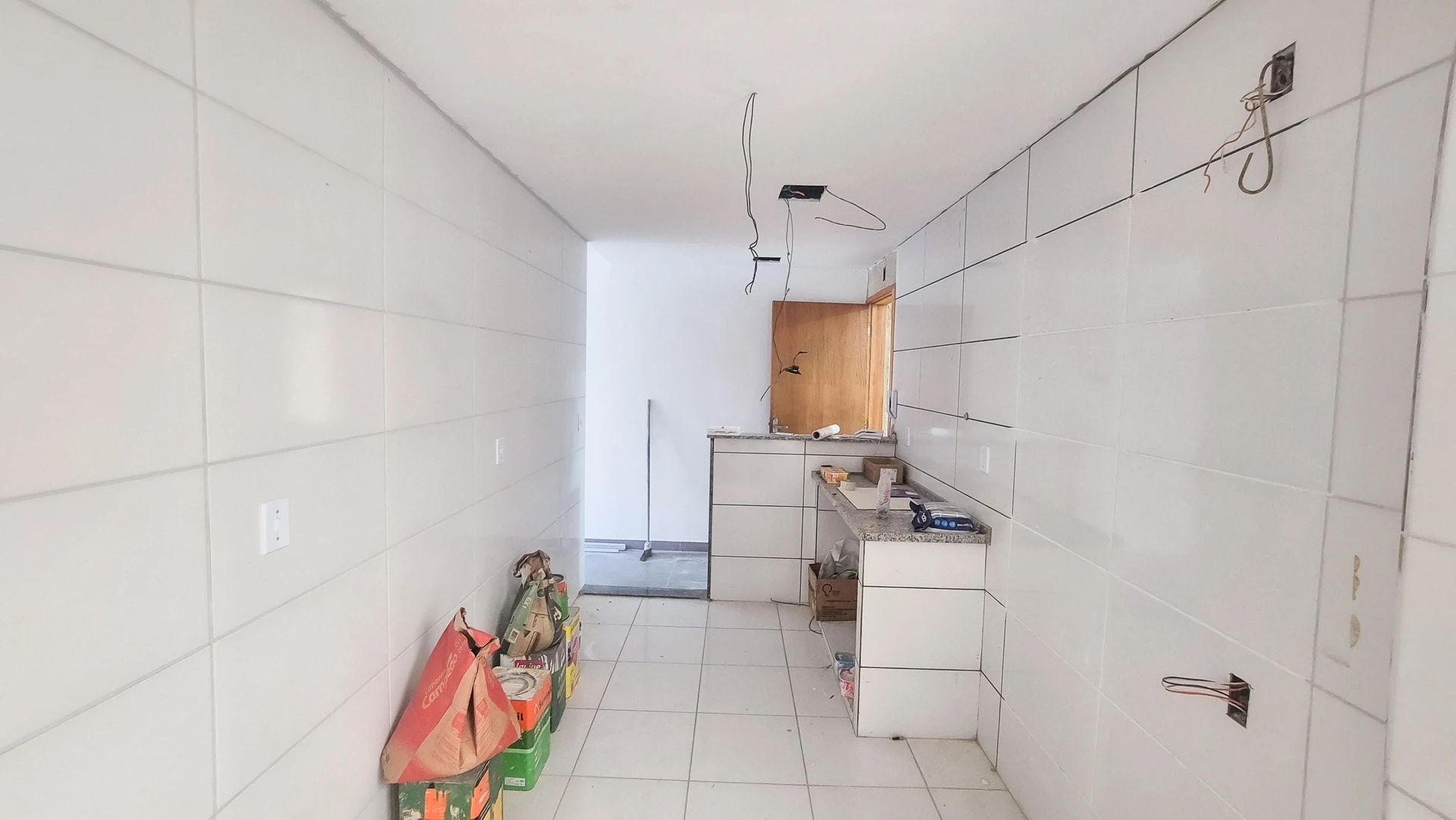 Apartamento com 2 quartos e box de vidro no banheiro — photo 36