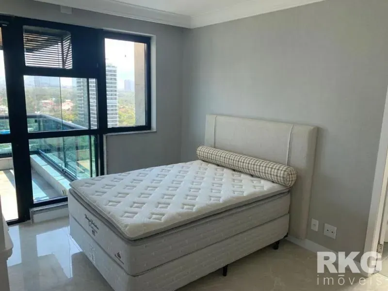 Furnished apartment with 4 bedrooms and water and city views — photo 20