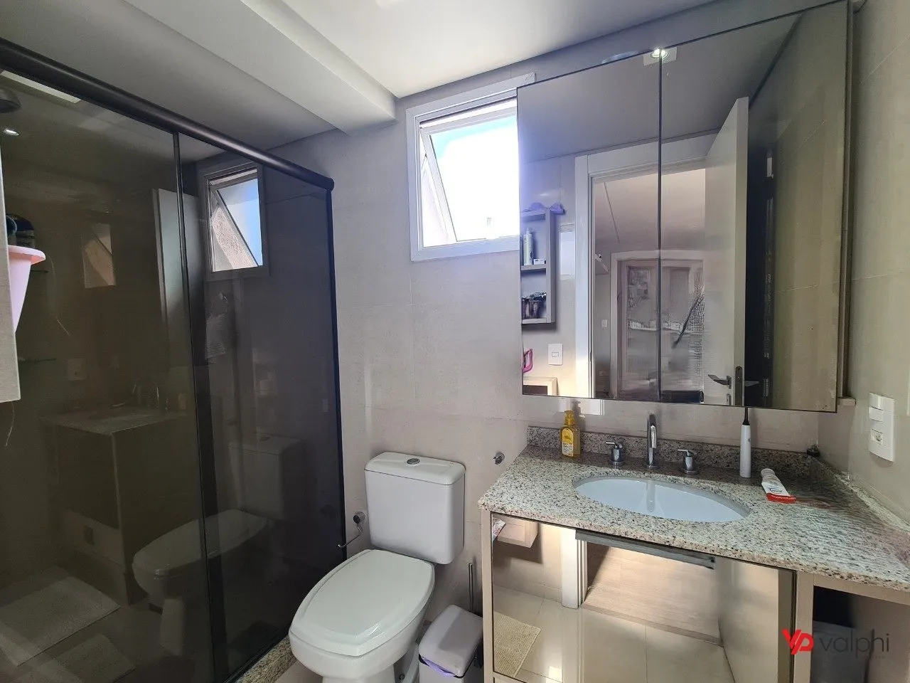 Furnished 2-bedroom apartment with enclosed balcony — photo 43
