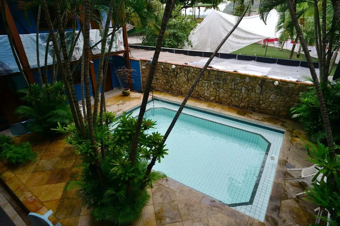 One-bedroom apartment in a building with a pool — photo 16