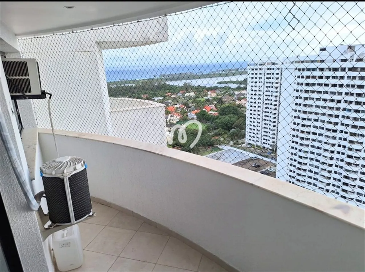 Reformed rooftop home with built-in wardrobes and 3 bedrooms — photo 11